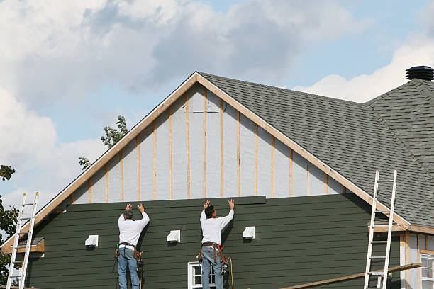 Professional Siding technician working in Smithville, TX